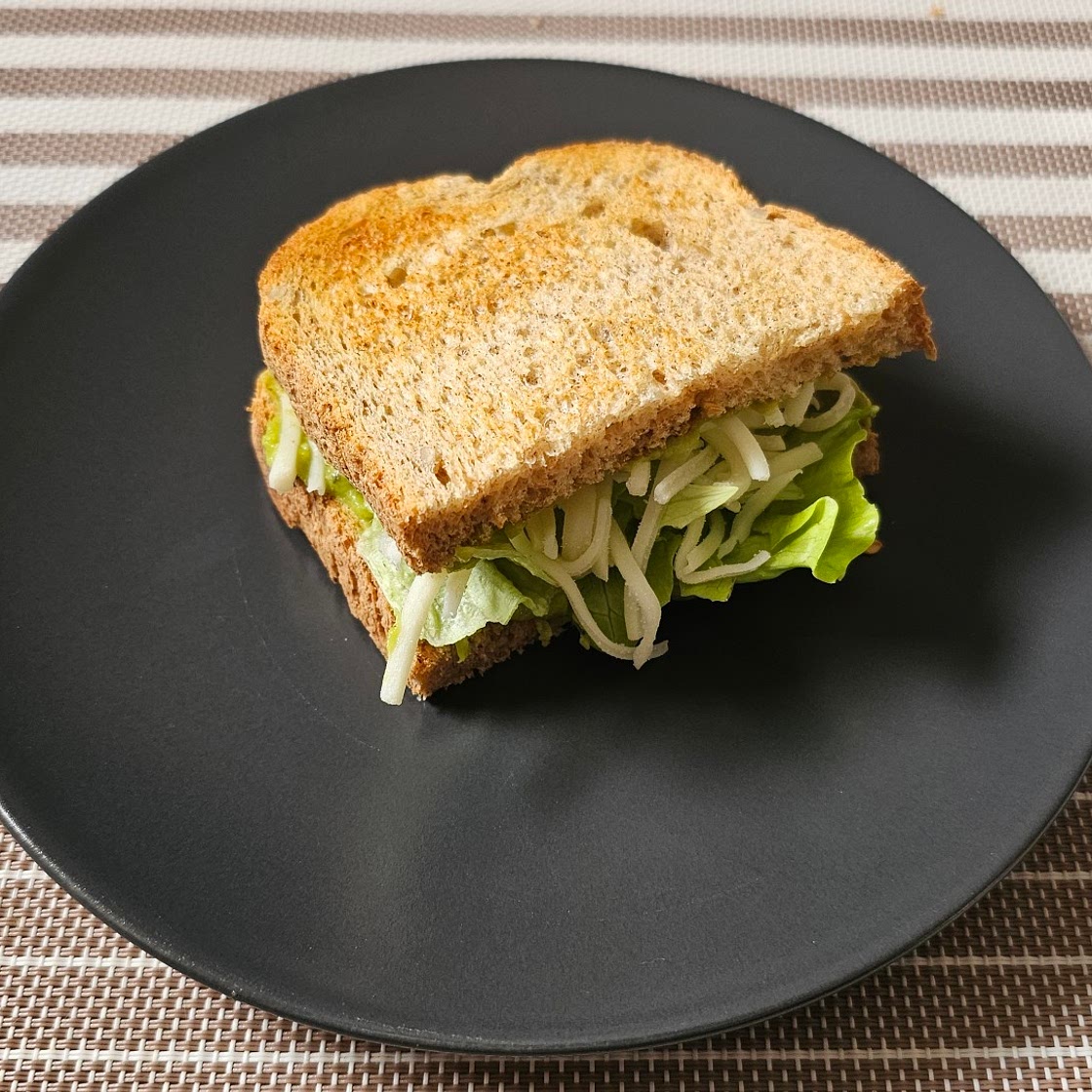 Sandwich de guacamole y queso