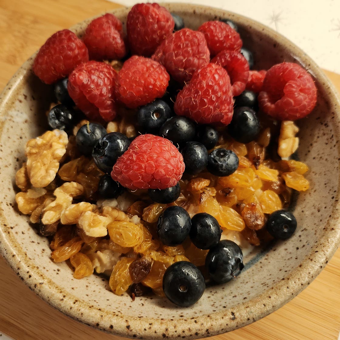 Oatmeal with berries and walnuts