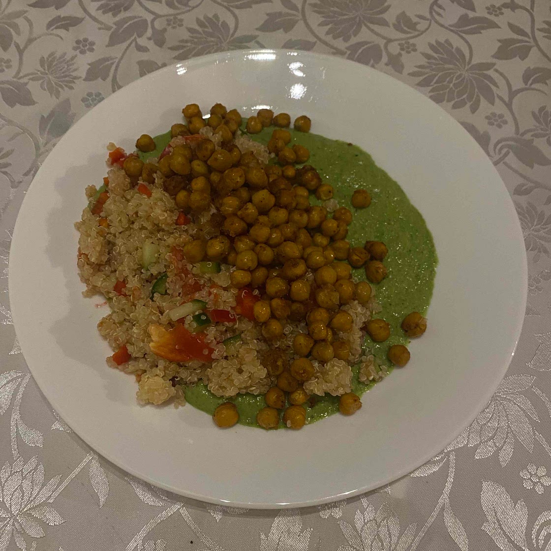 Quinoa with chickpeas and a tofu-avocado sauce