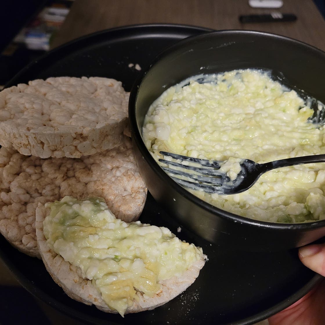 Cottage cheese &Avocado rice cakes