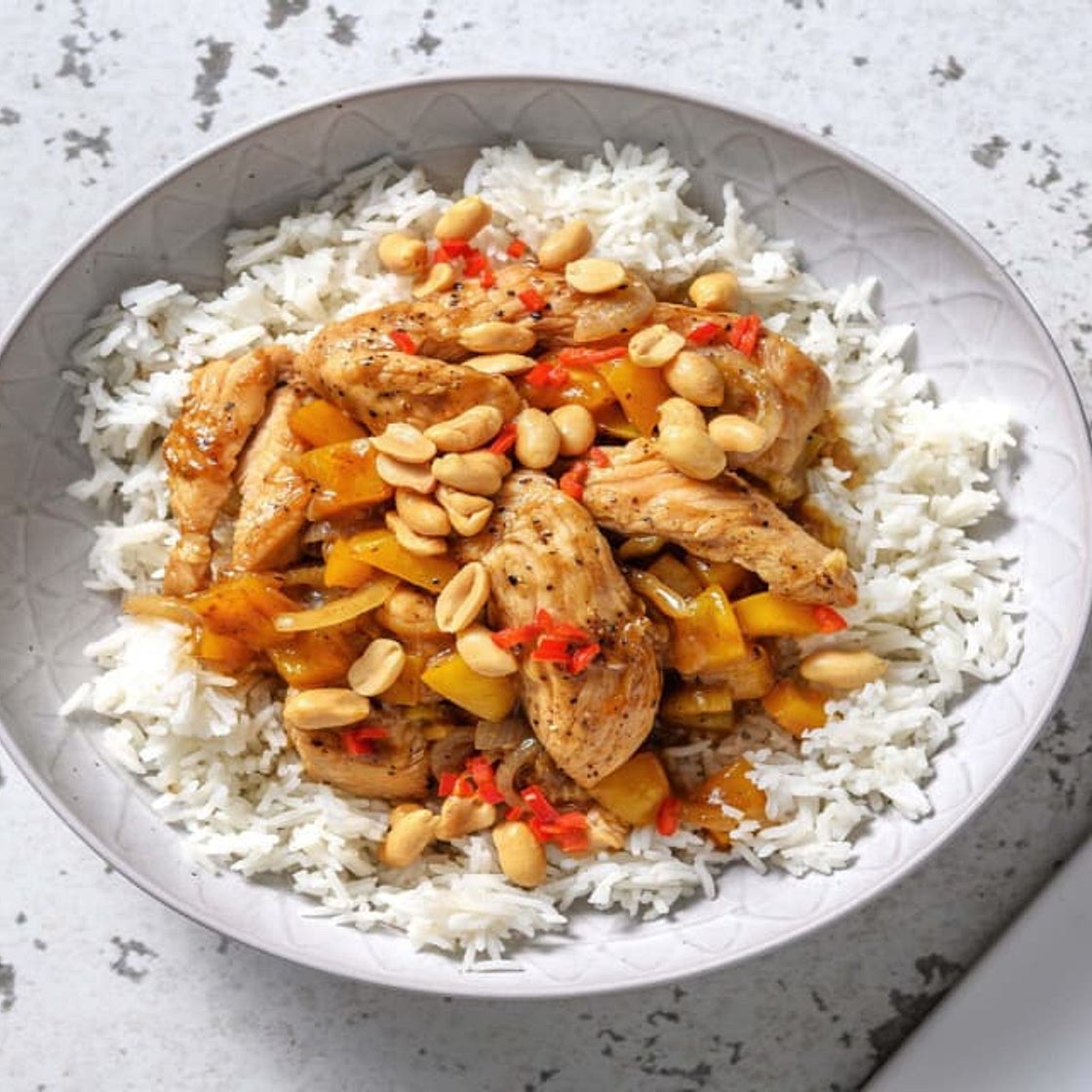 Dinde façon Kung Pao avec du poivron, du riz & des cacahuètes