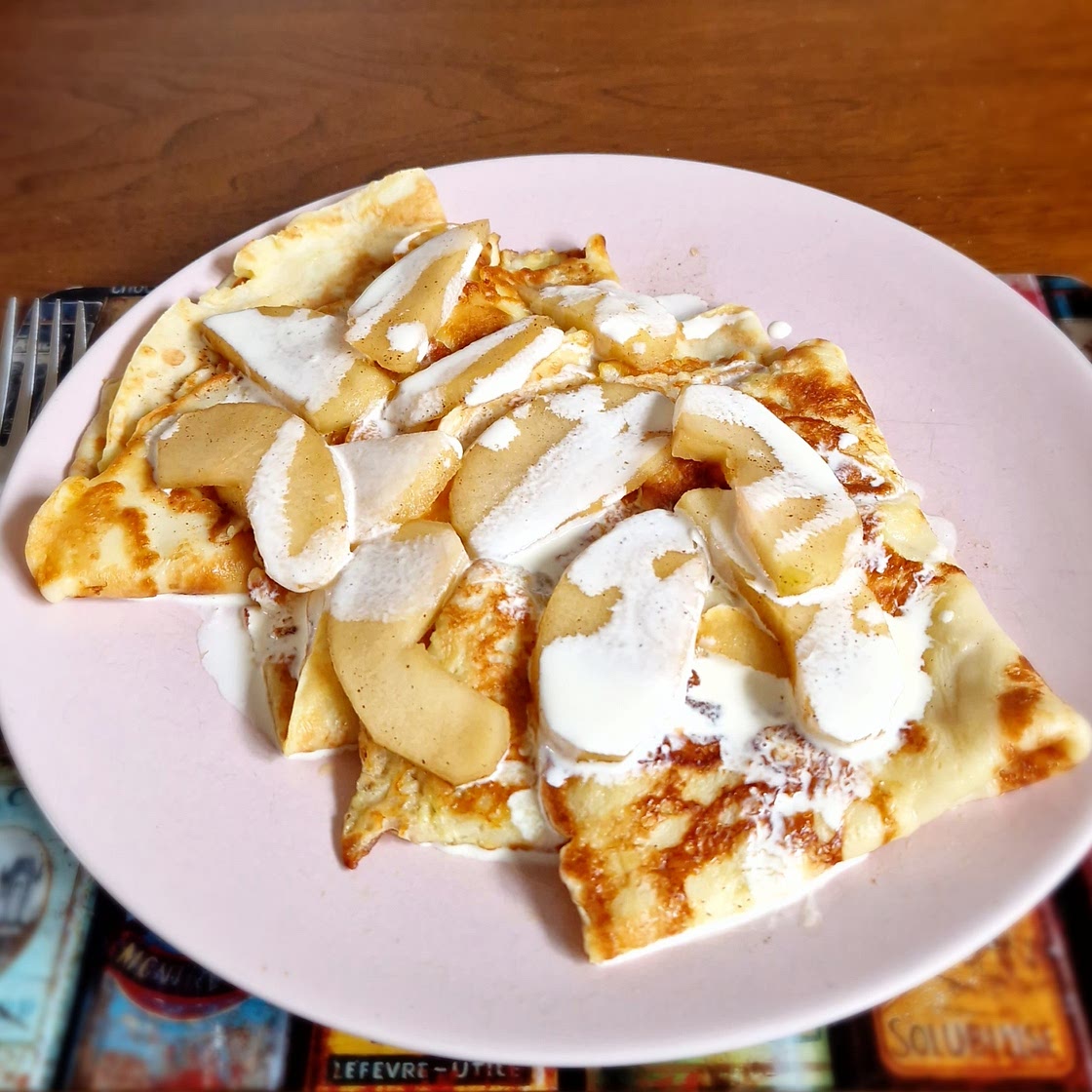 Pancakes with cinnamon apples & cream