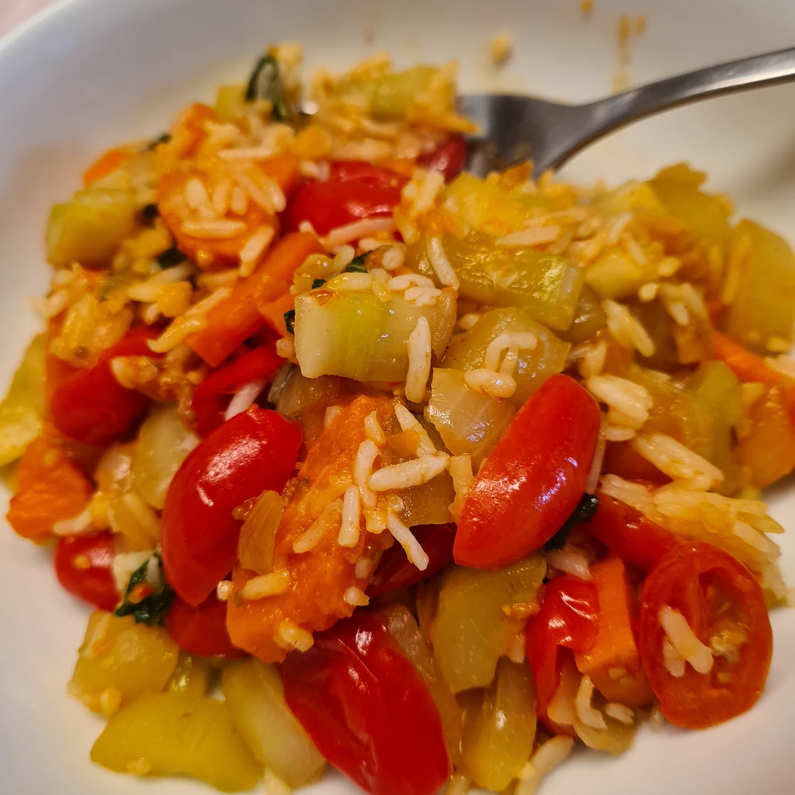 Reis mit Süßkartoffeln, Gurke und Tomate