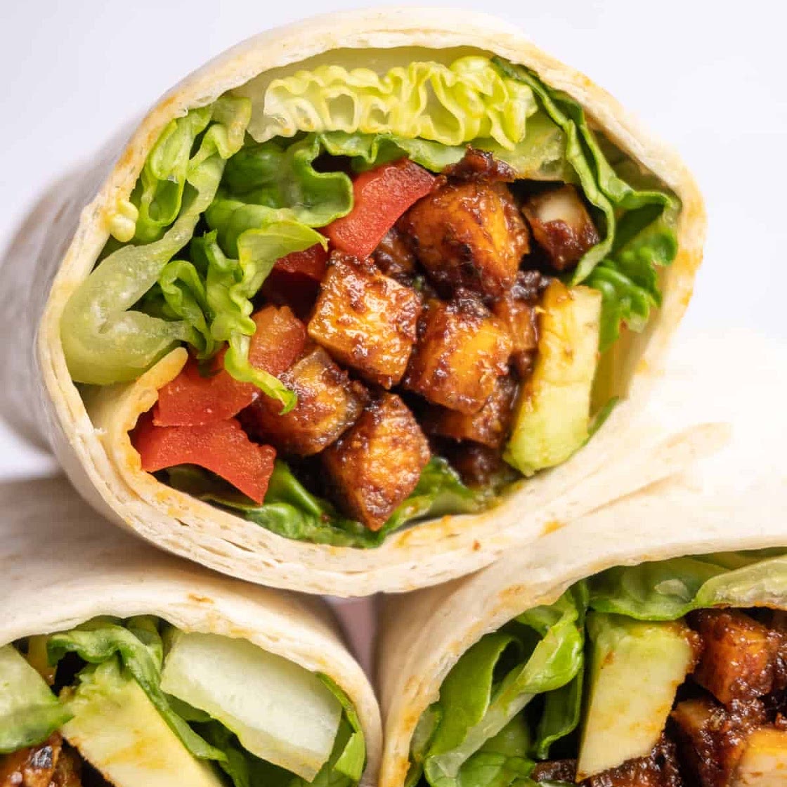 Wrap ze sticky tofu, warzywami i sosem czosnkowo-ziołowym