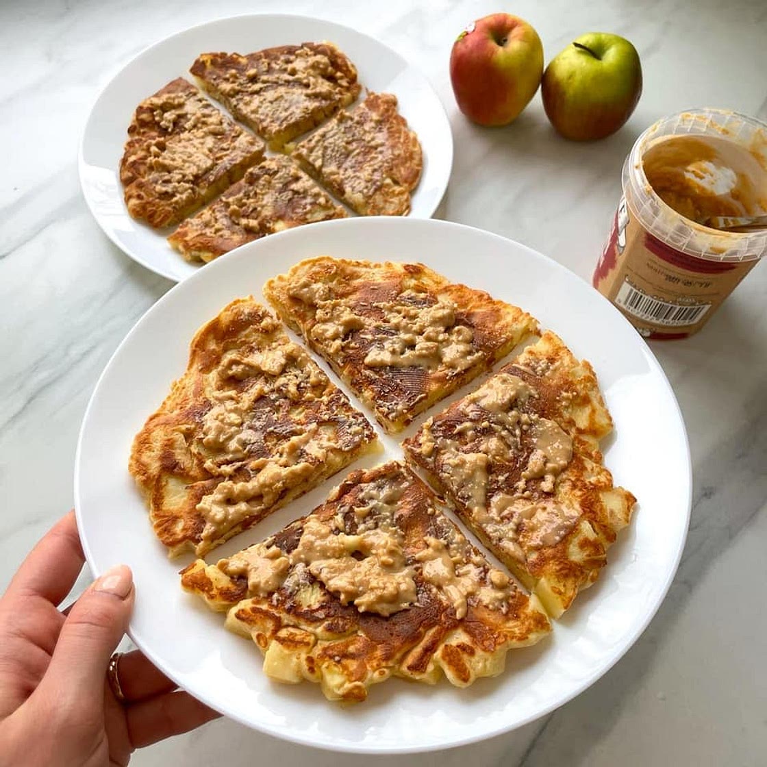 Omlet szarlotkowy z masłem orzechowym