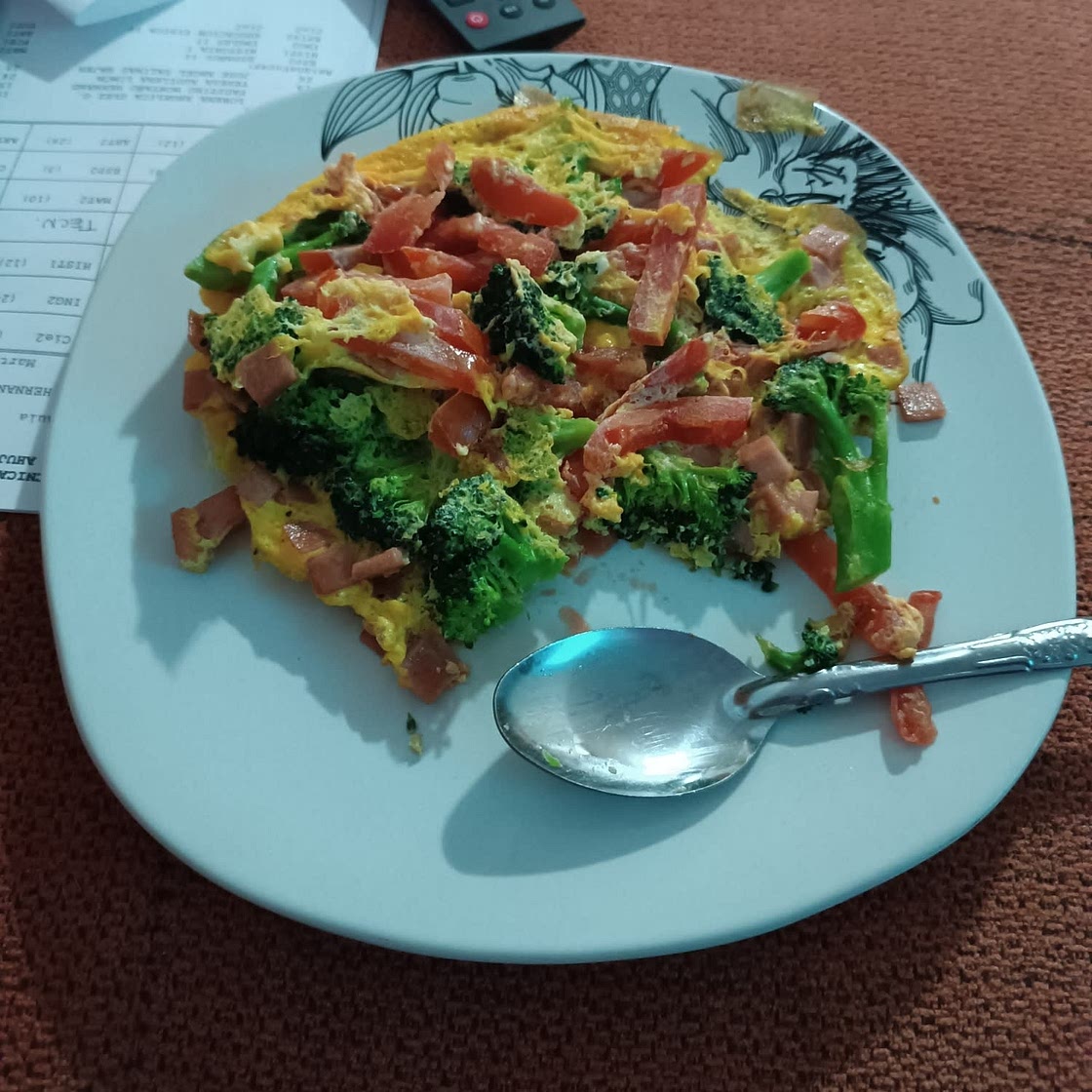 KETO. Omlette con brocoli y tomate