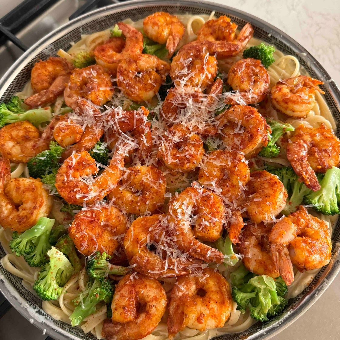 Fettuccine Alfredo with shrimp and broccoli 