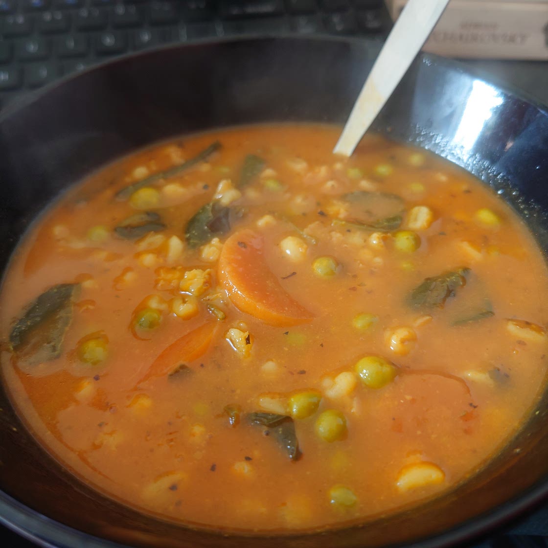 One-pot lemony spinach and farro soup