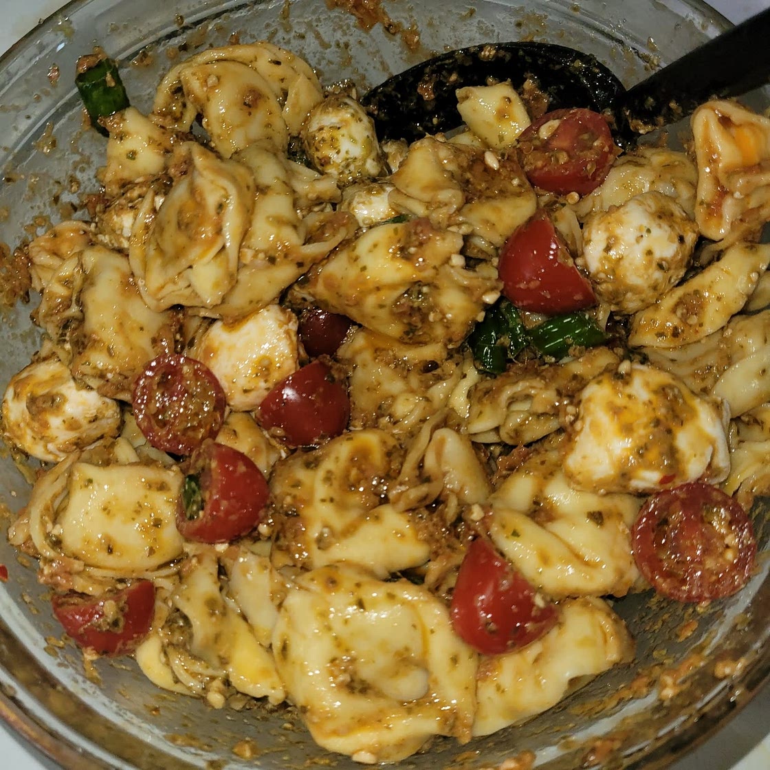 Easy Pesto Tortellini Pasta Salad