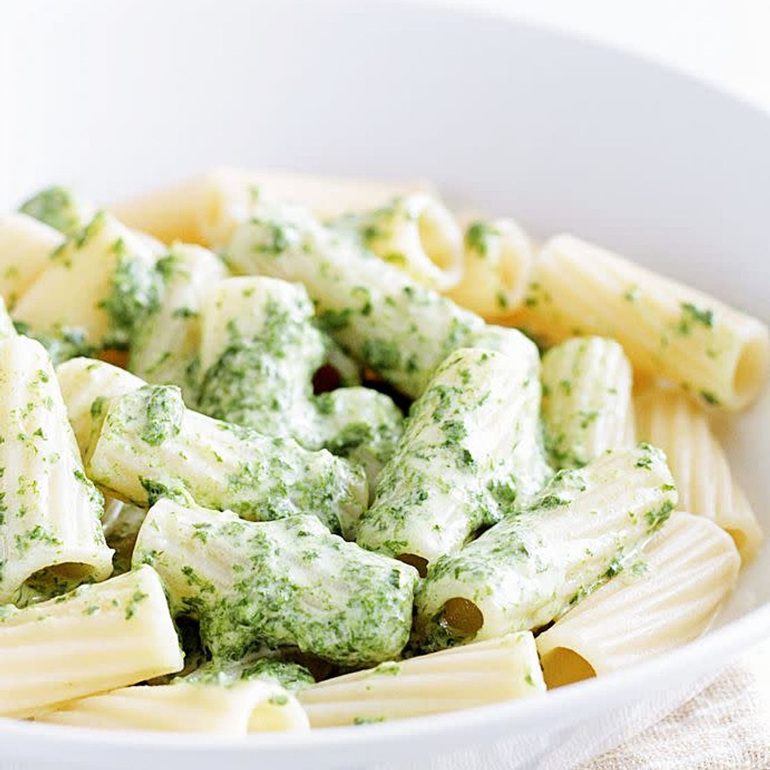 Makaron z sosem serowo-szpinakowym i mięskiem