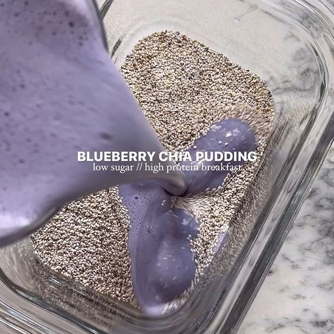 BLUEBERRY CHIA PUDDING // a vibrant breakfast that’s blood sugar
