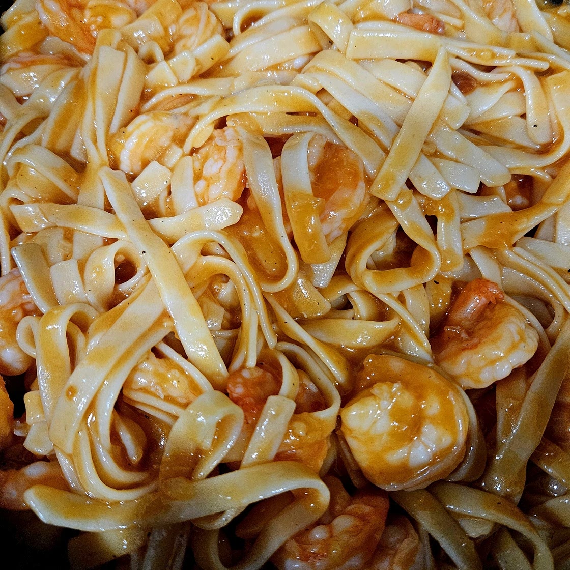 The creamiest shrimp dish ever. The sauce is everything you want, but more. It is easy, dairy-free, and something that you can enjoy on December 24th for all my seafood lovers. I will give you all the substitutions below in my comments and if you don’t lik