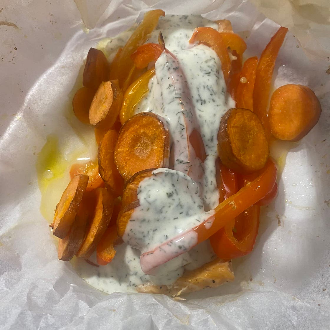 Saumon en papillotte avec sauce à l’aneth et légumes