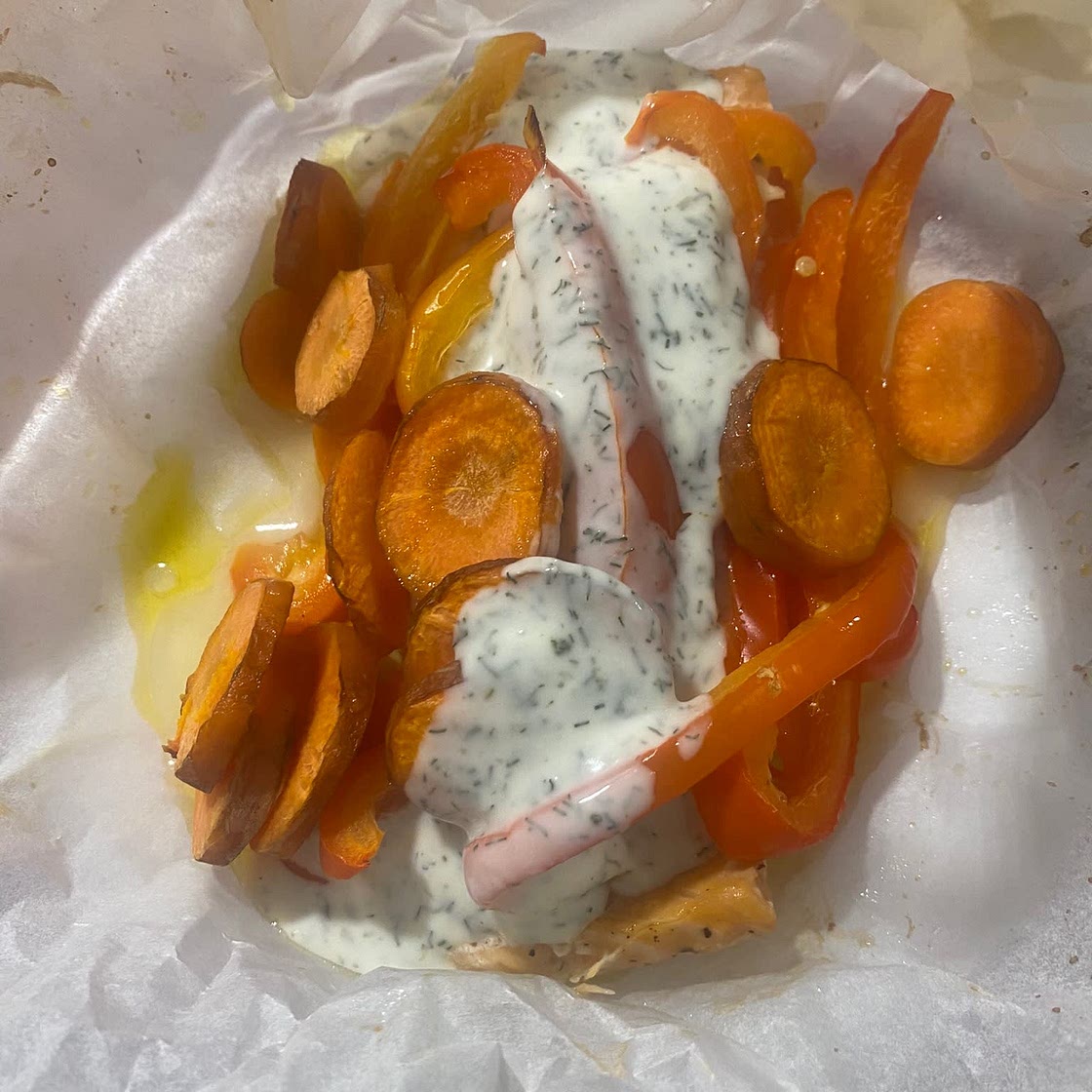 Saumon en papillotte avec sauce à l’aneth et légumes