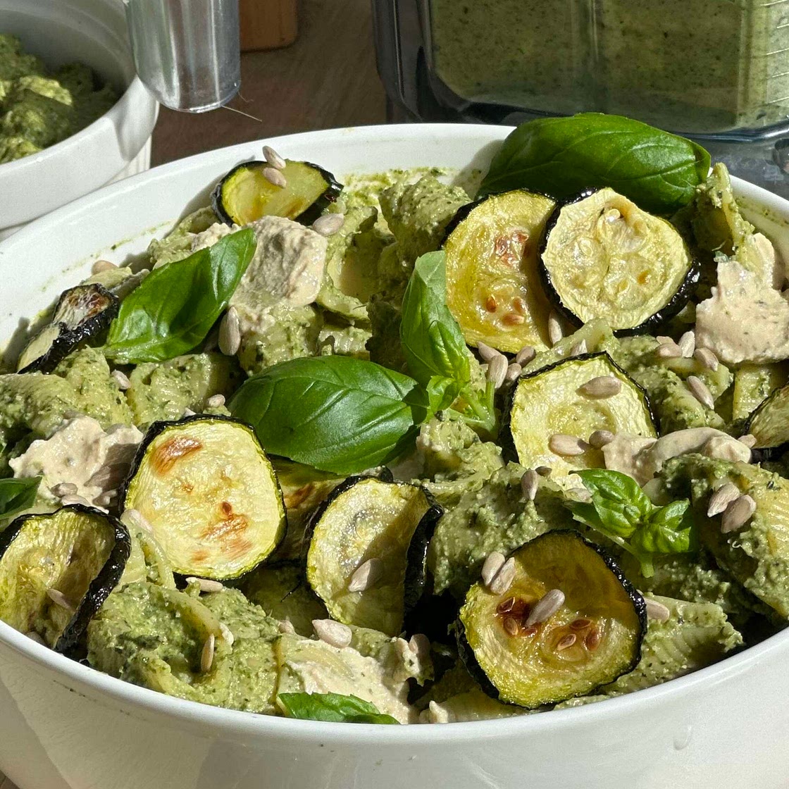 Cheesy garlic & zucchini pasta 