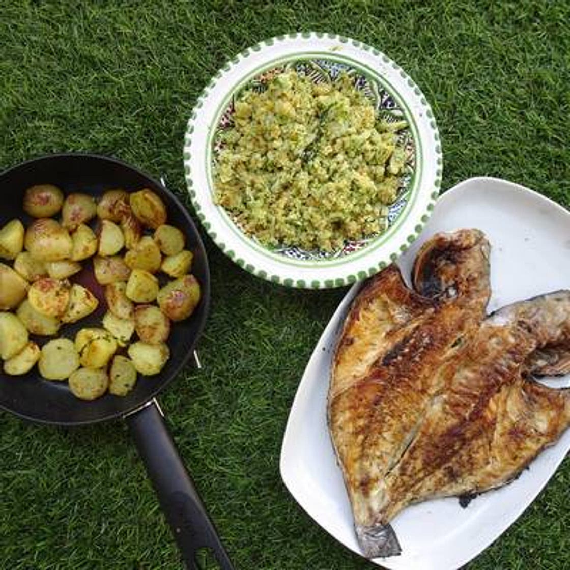 Dourada grelhada com migas de brócolos e batatas salteadas