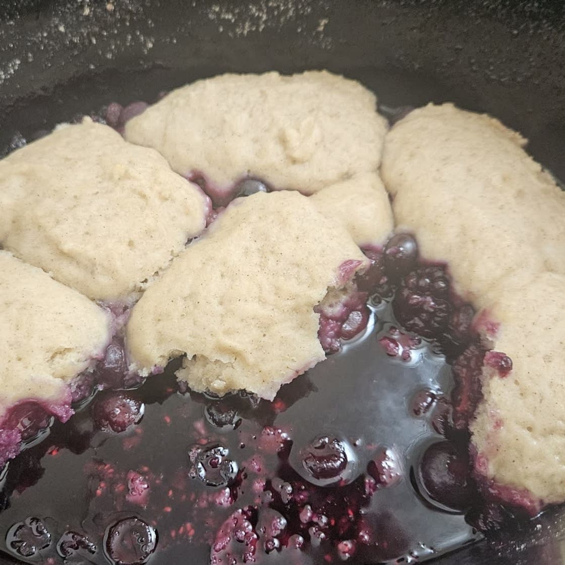 Crockpot Blackberry Cobbler