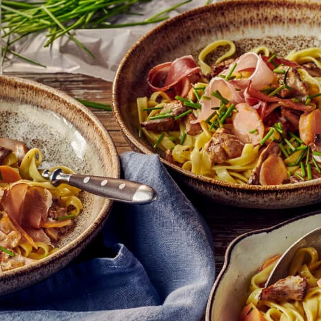 Nudeln mit Pfifferling-Rahm-Sauce und Schwarzwälder Schinken