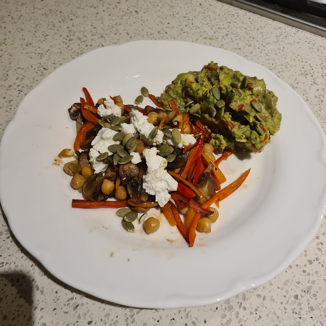 RED PEPPER MUSHROOMS WITH AVOCADO