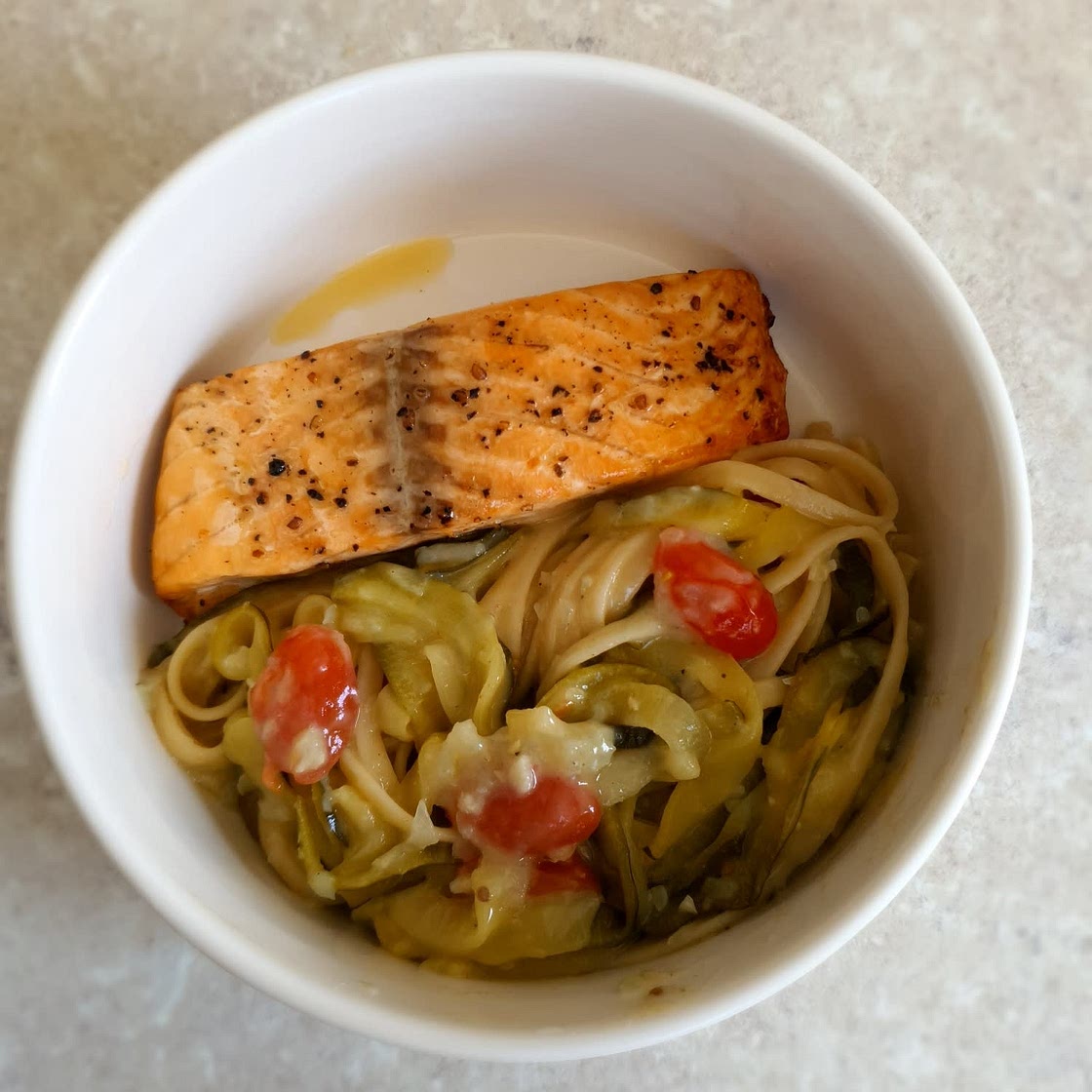 Linguine, courgettes, tomates cerise, saumon.