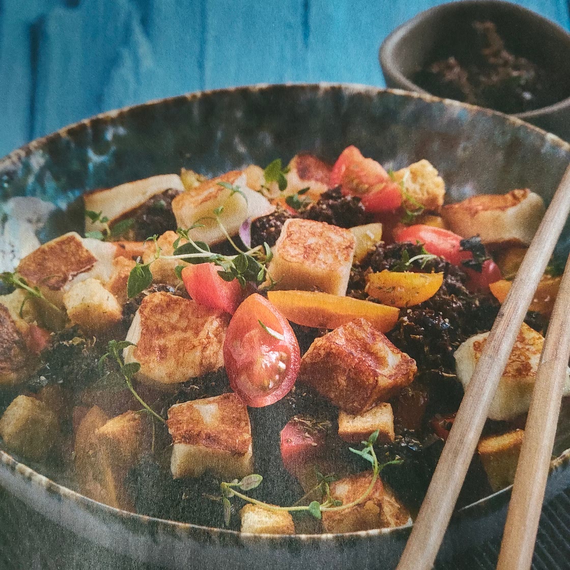 Salada de tomate com queijo coalho grelhado e pasta de azeitonas
