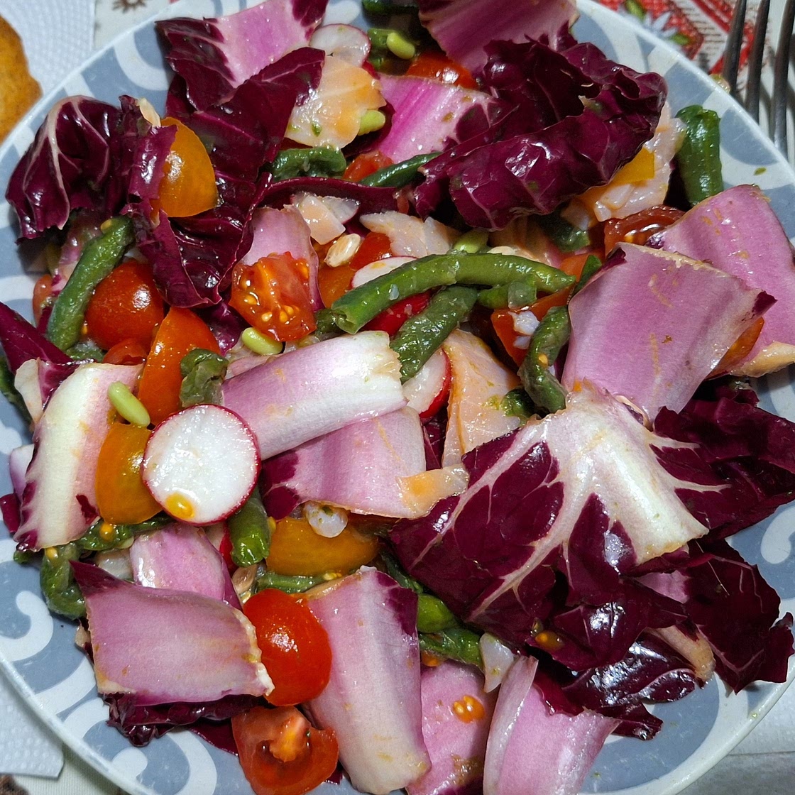insalata di pomodori, fagiolini e salmone affumicato