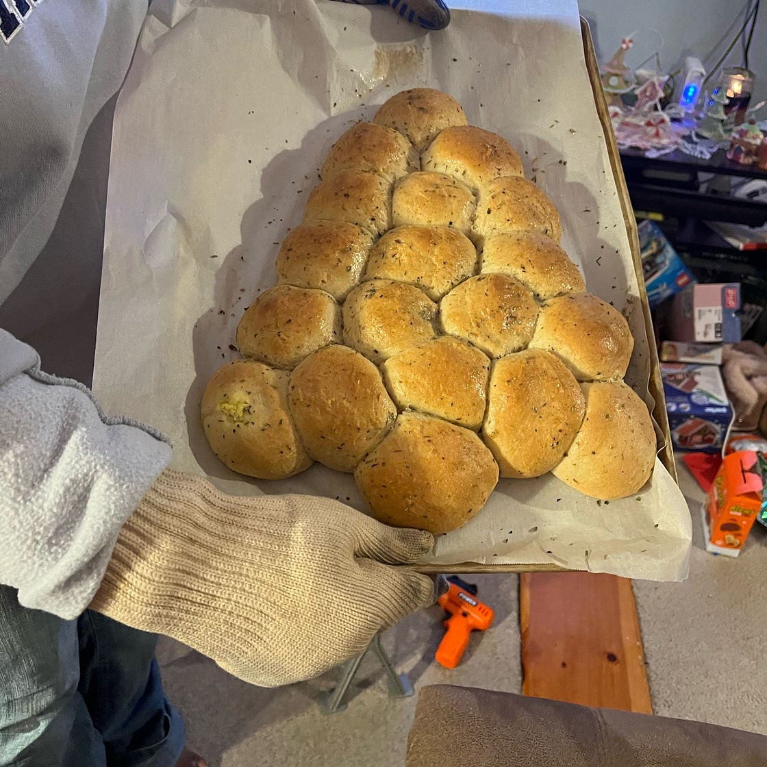 Christmas Tree Pull-Apart Pizza Bites