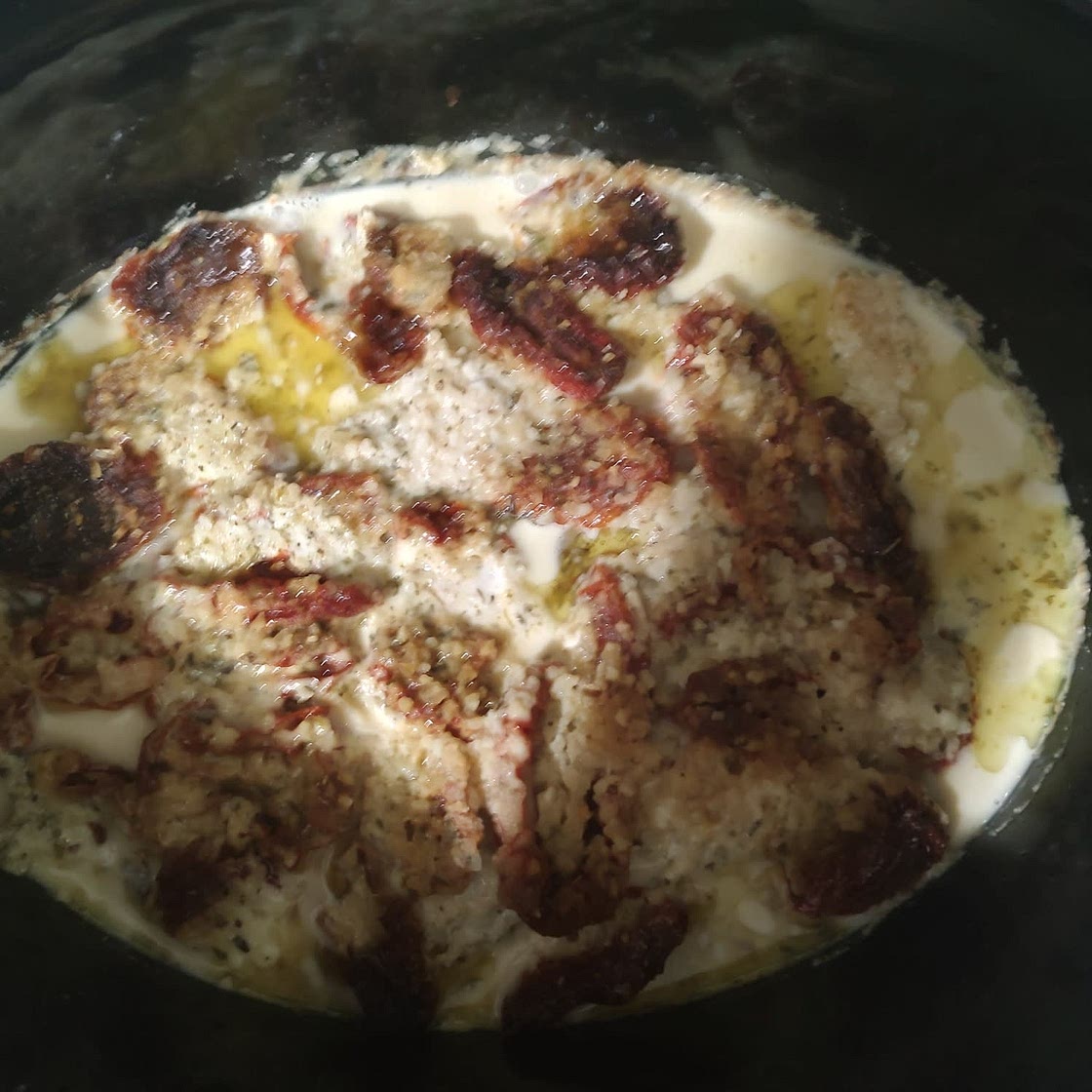 CrockPot Tuscan Garlic Chicken Thighs With Spinach and Sun-Dried Tomatoes