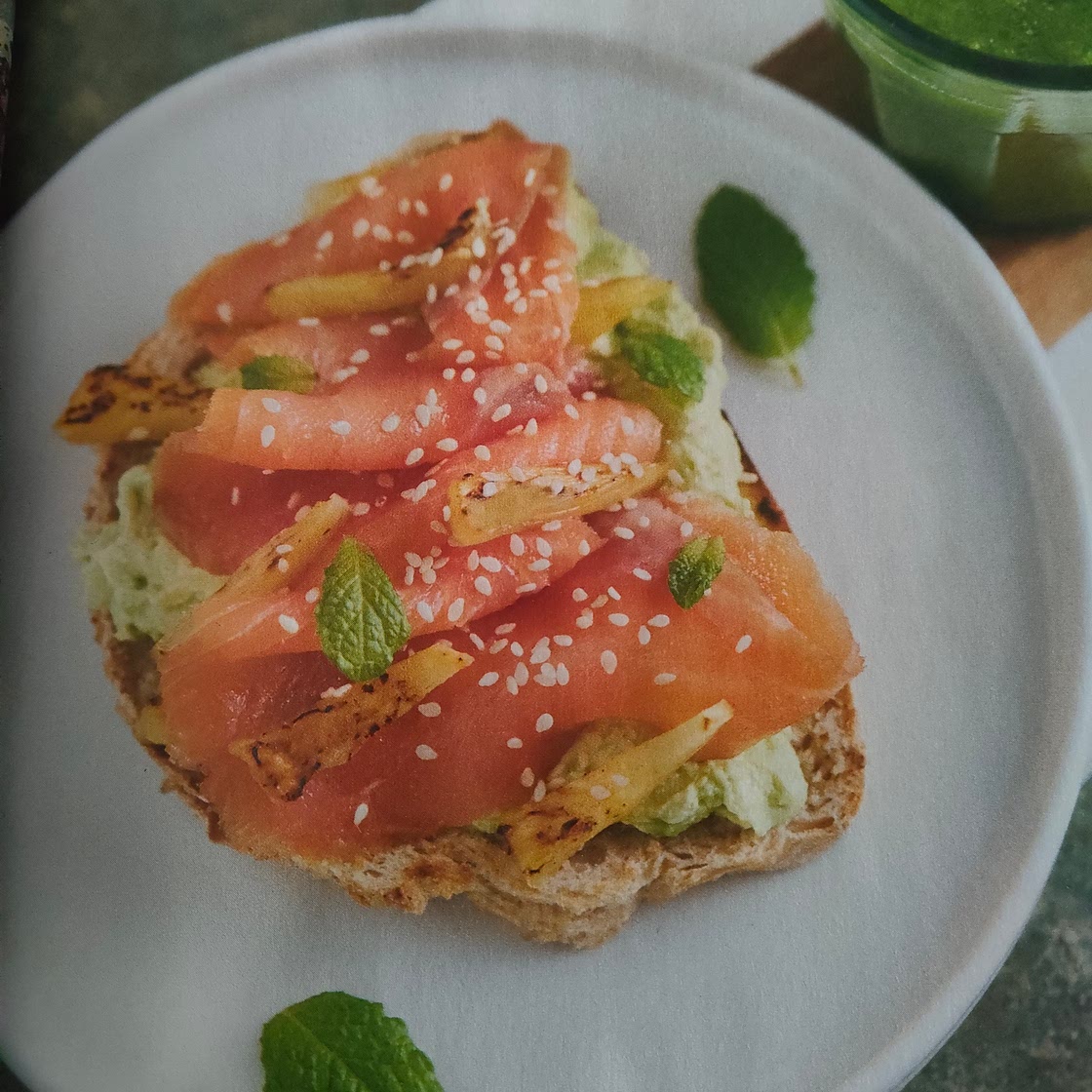 Tostas de requeijão e salmão fumado