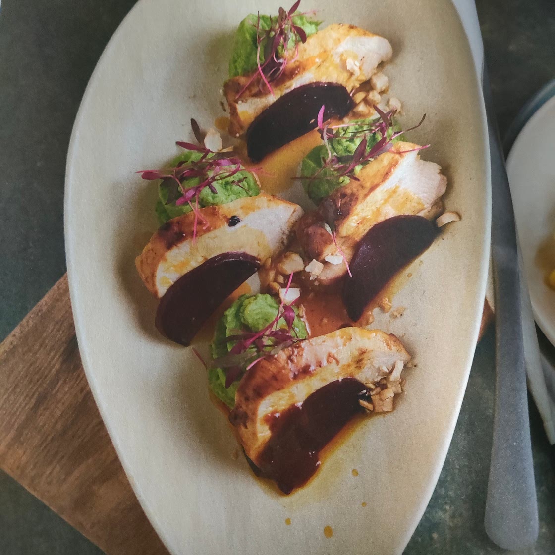 Peito de frango e pickles de beterraba