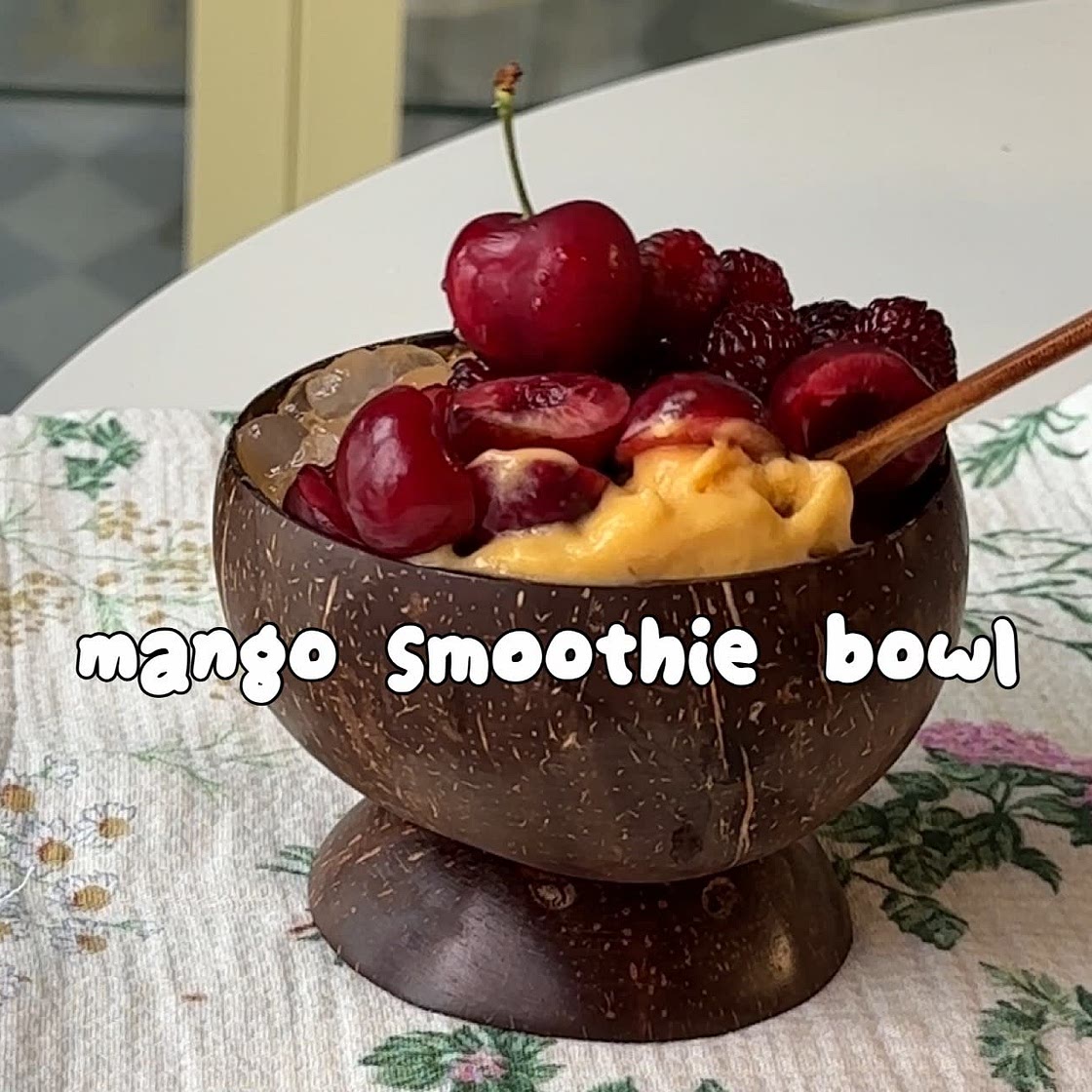 Mango smoothie bowl