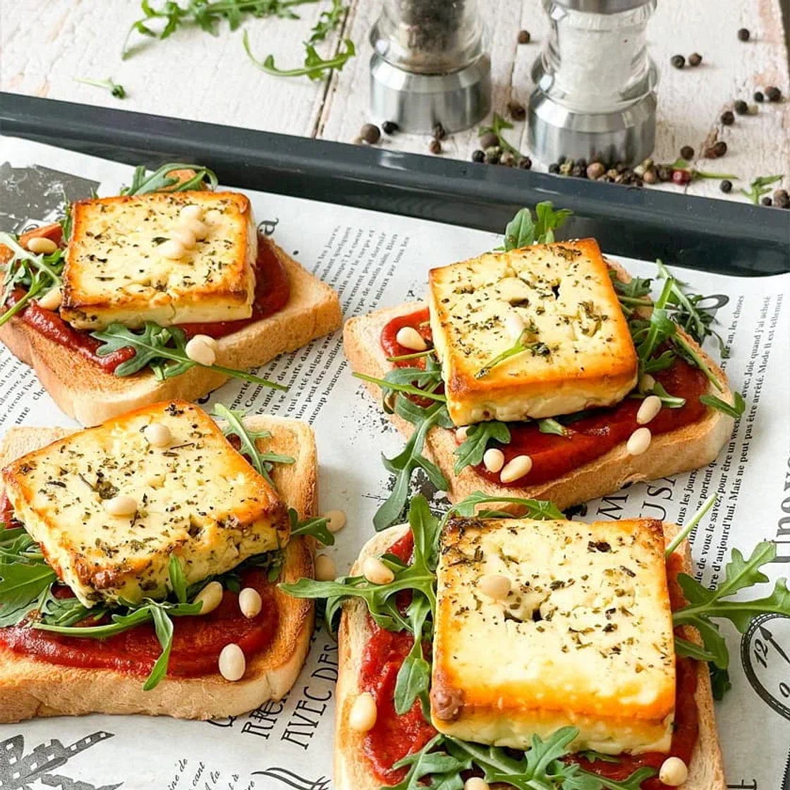 ROUGETTE Marinierter Grillkäse Toast