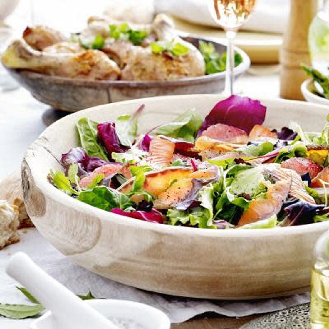 Salade met roze pompelmoes en warmgerookte zalm