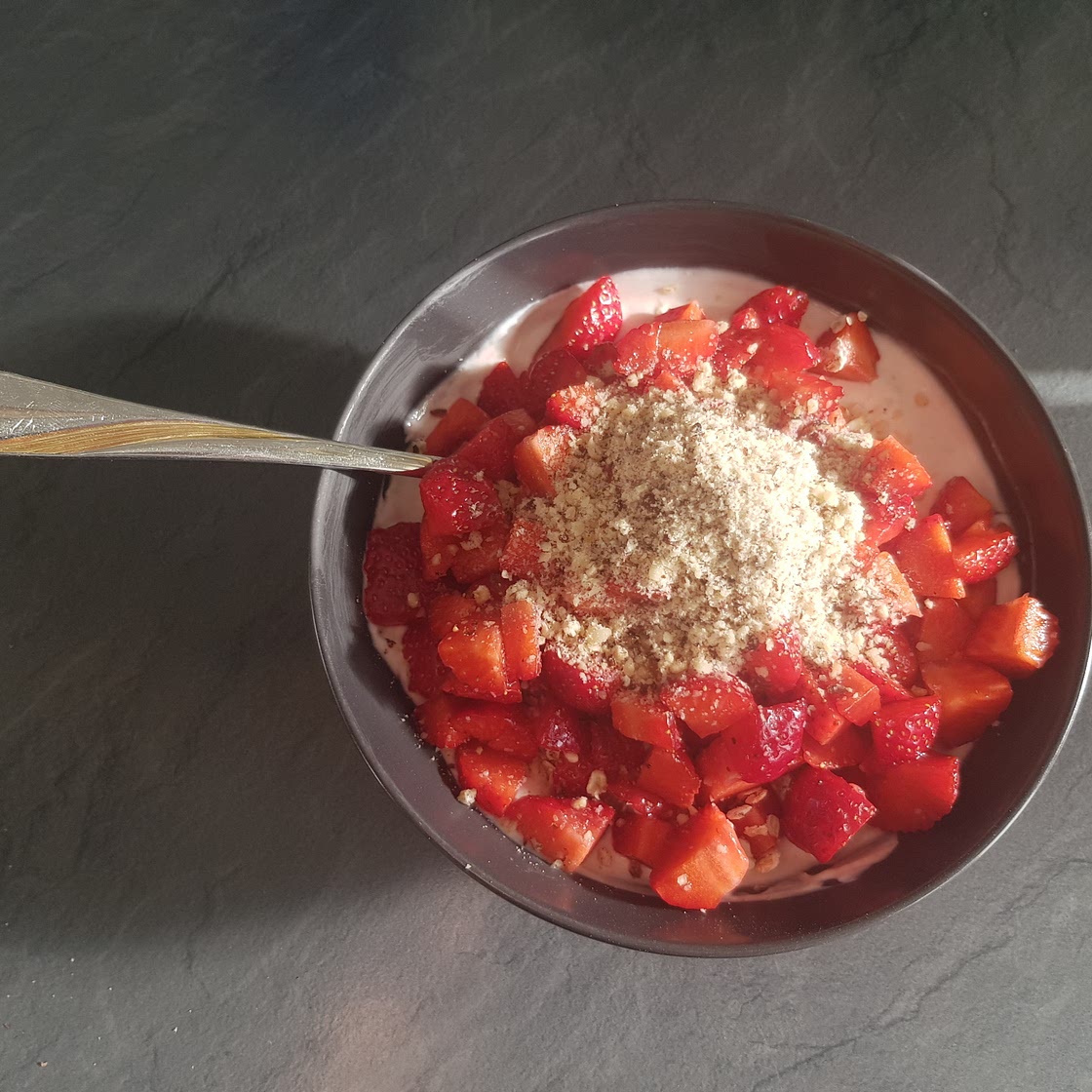 Joghurt mit Beeren und Haferflocken