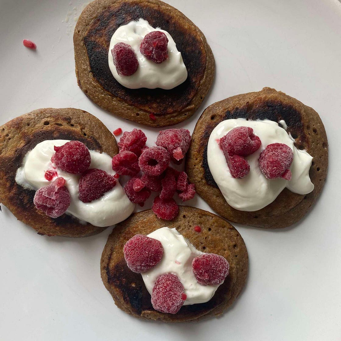 Owsiane placki bananowe ze skyrem i malinami 538kcal