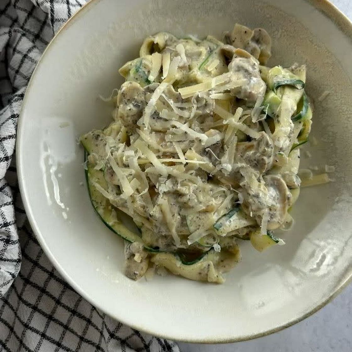 Tallarines de calabacín con setas, pera y gorgonzola.
