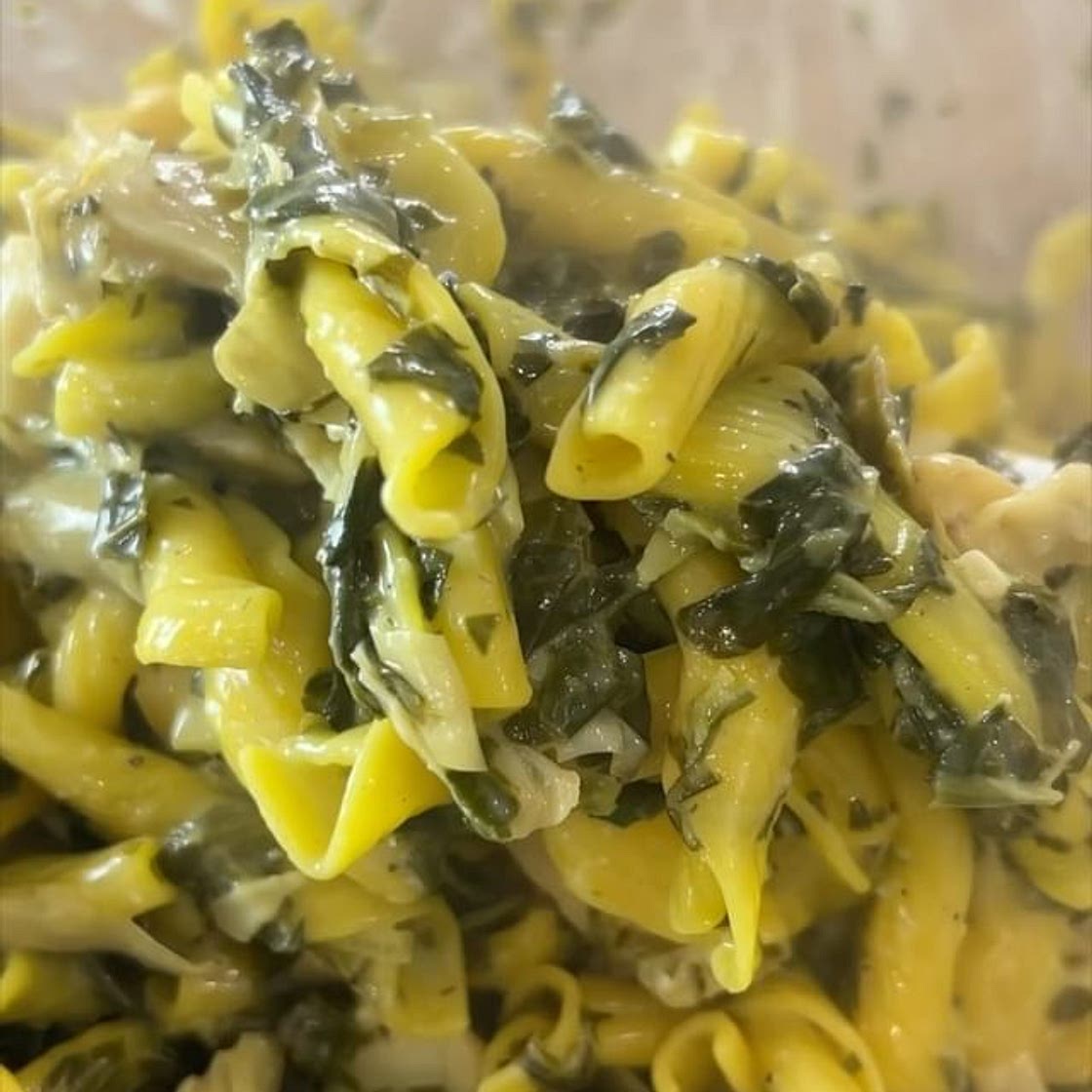 Creamy spinach and artichoke pasta ready in just 10 minutes! Wel