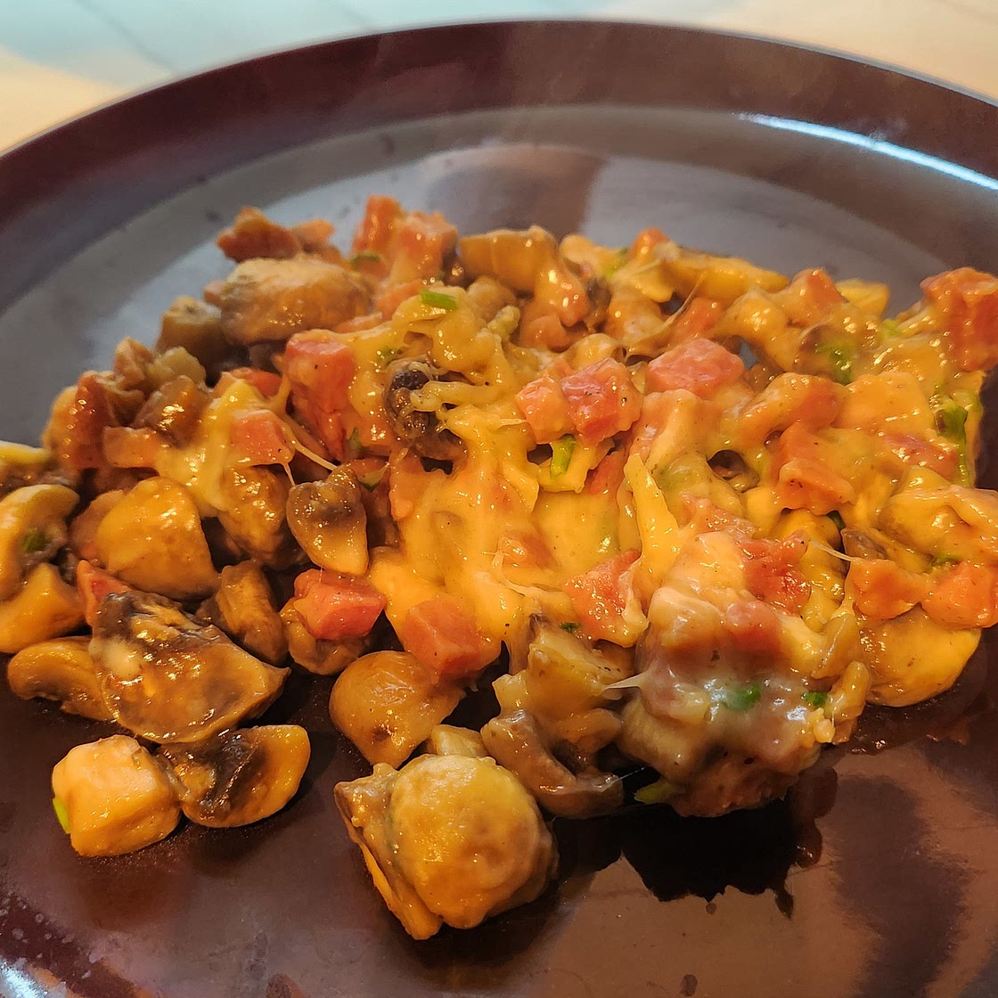 Champiñones hecho al vino con queso y jamon