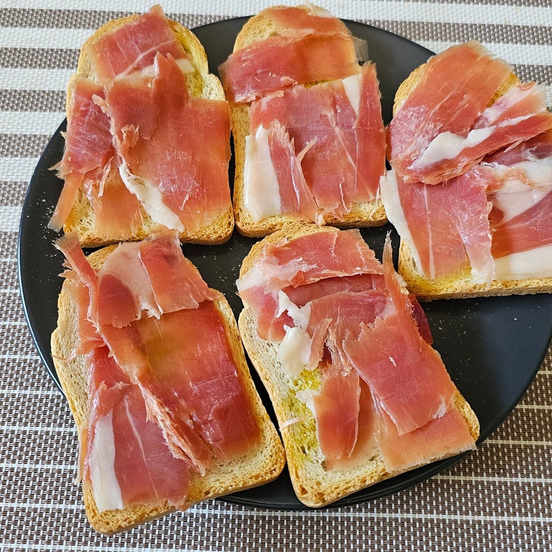 Tostadas de jamón y aceite