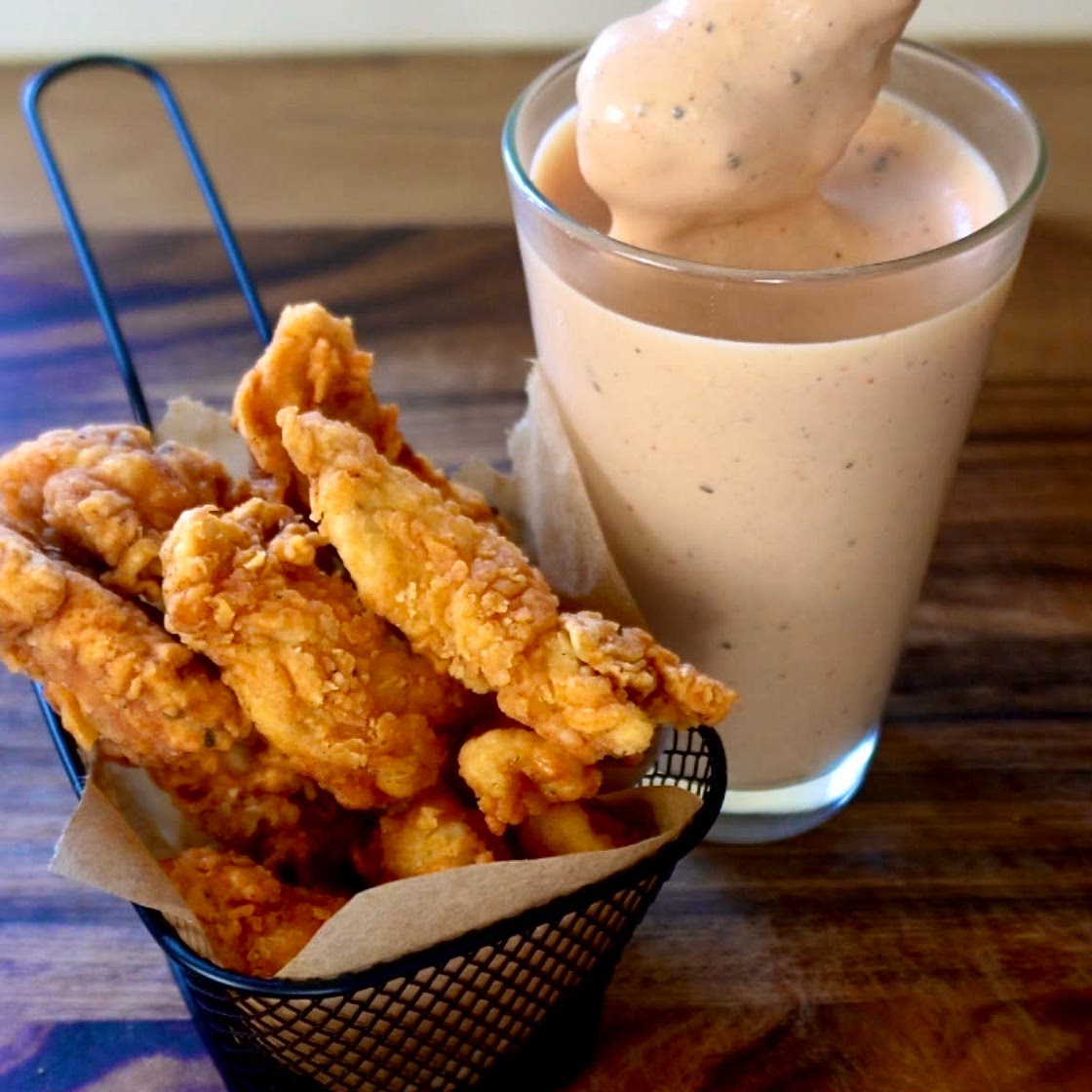 Raising Cane‘s sauce with chicken fingers