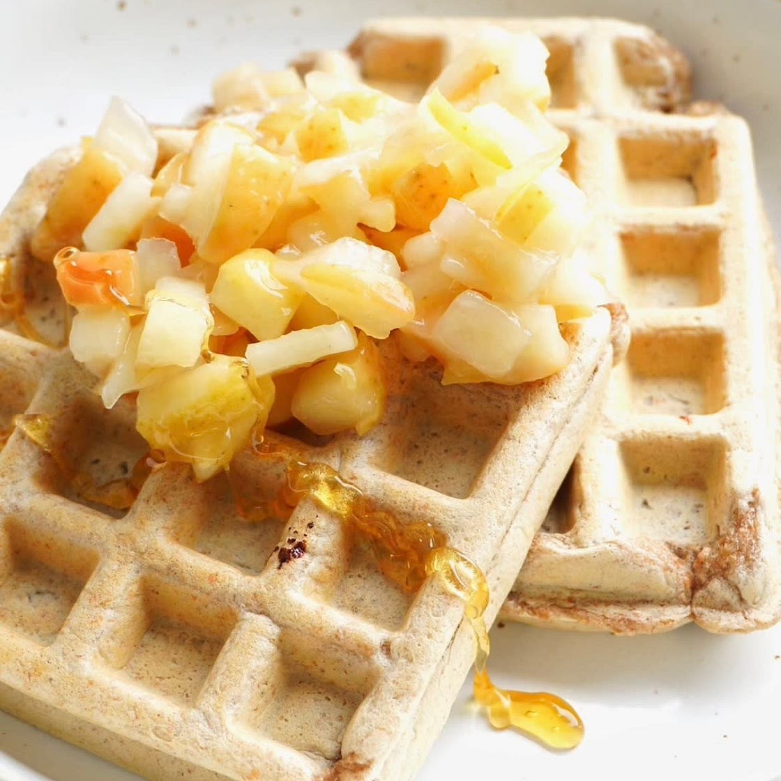 Fluffige vegane Protein-Apfel-Waffeln