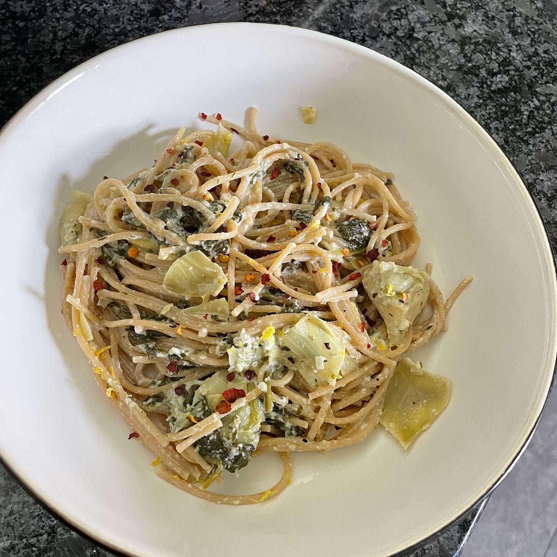 Creamy spinach and artichoke pasta ready in just 10 minutes! Wel