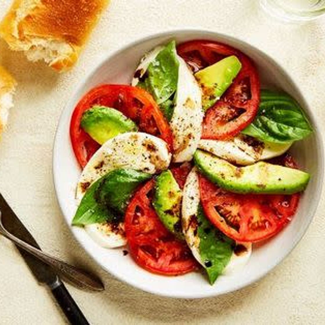 Ensalada Caprese de aguacate, tomate y mozzarella