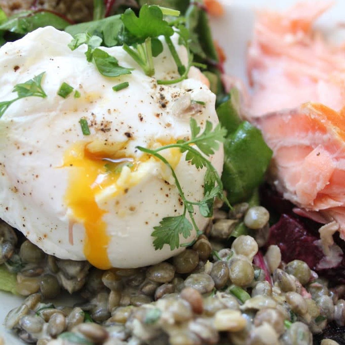 linzen met gerookte zalm, gepocheerd ei, bietjes en mierikswortelmayonaise van buffet van Odette