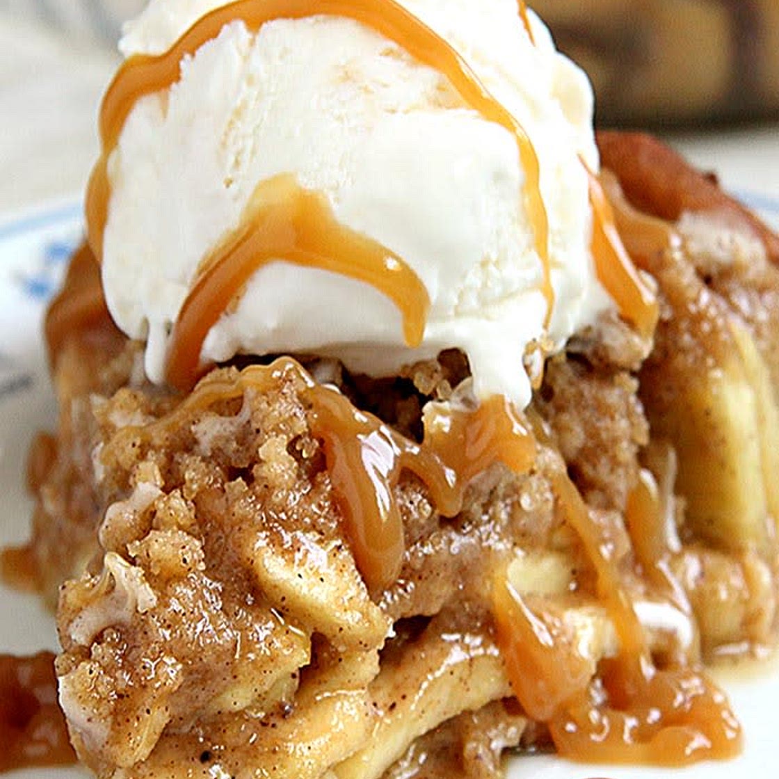 Cinnamon Roll Apple Pie