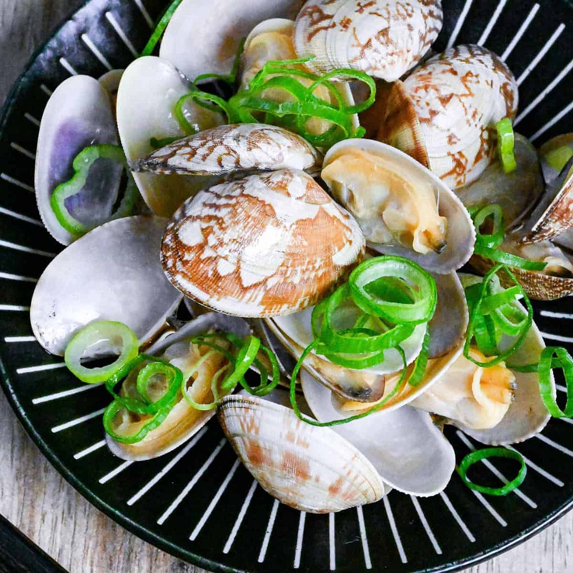Japanese Sake Steamed Clams (with Butter & Soy Sauce)