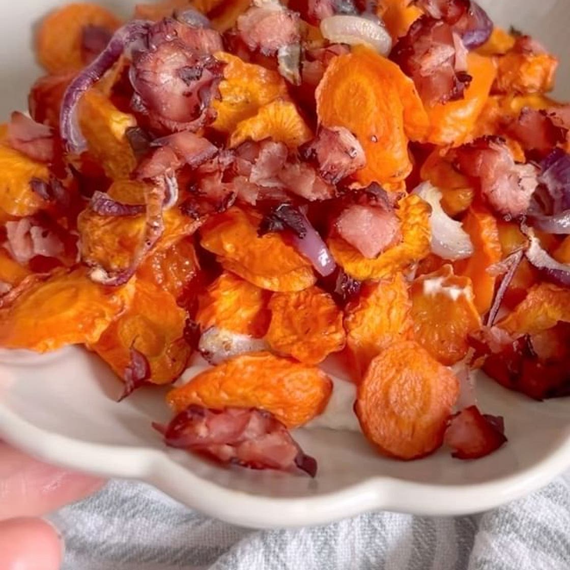 Carottes rôtis au miel, chips de bacon et crème de chèvre 🥕