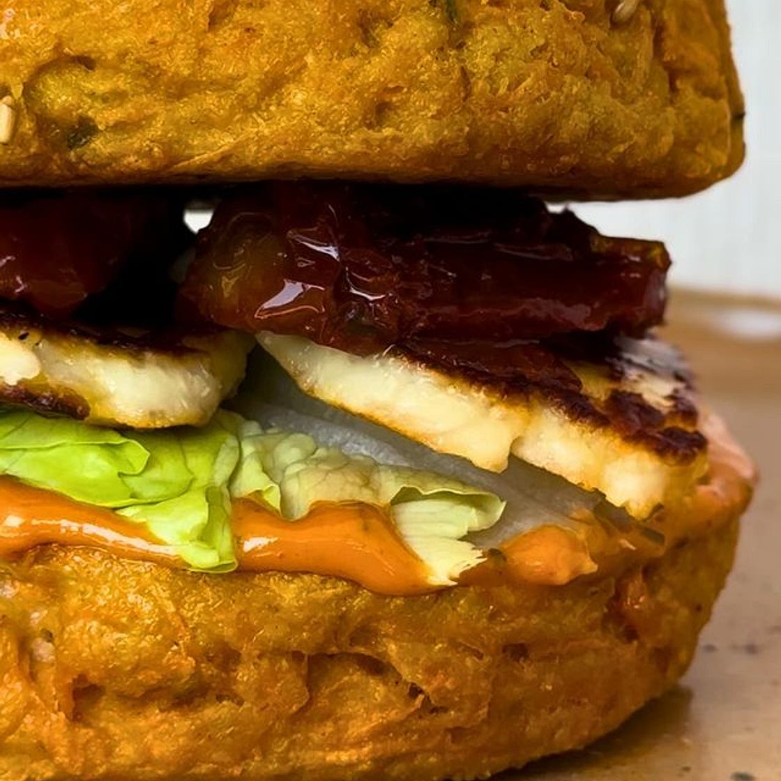 Burger sans farine aux carottes (et halloumi)