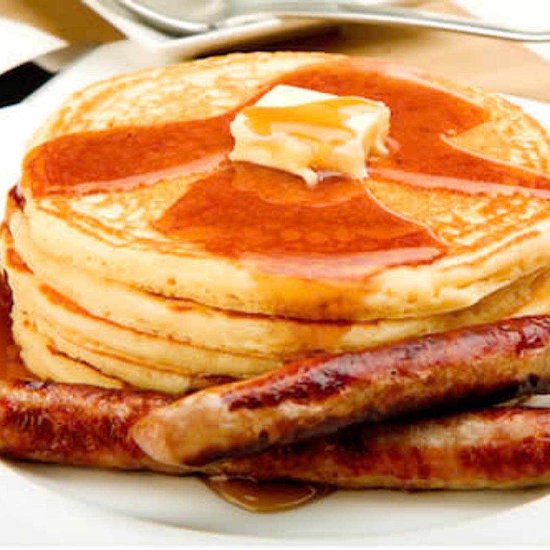 Hot cakes con salchicha 