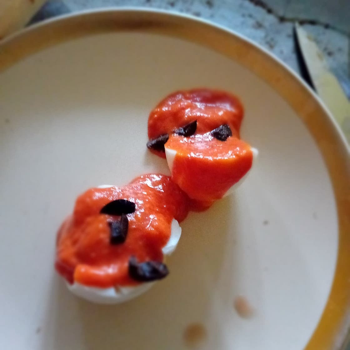 huevos con mayonesa y tomate